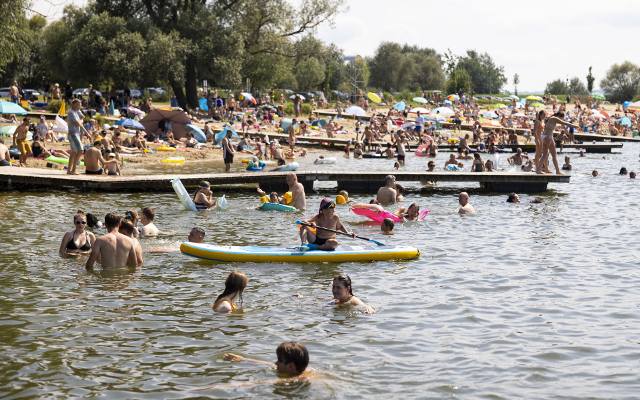 Tłumy plażowiczów na krakowskich Malediwach. Kąpielisko w Przylasku Rusieckim cieszy się ogromnym powodzeniem