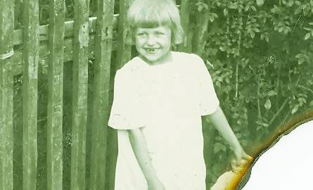 Wakacje 1937. Mała Teresa na zdjęciu, które udało się ocalić ze spalonego albumu, odgrzebanego w zgliszczach w przedpokoju.