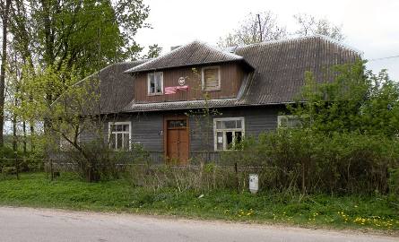 Tak wygląda drewniana szkoła, którą muzealnicy wypatrzyli we wsi Kalinowo Solki. Placówka działała do lat 90. ubiegłego wieku.