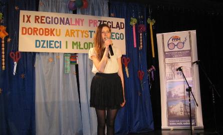 Marta Włodarczyk z MDK śpiewała piosenkę: ”Moknie w deszczu diabeł”.