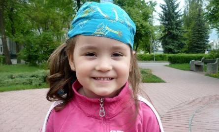 61. Martyna Arcichowska ma 3 lata. Mieszka w Łęgu Przedmiejskim. Jest radosną dziewczynką, pozytywnie nastawioną do ludzi i świata. Bardzo lubi tańczyć