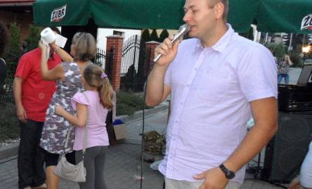 Piotr Rohde prowadzi konkursy podczas festynu mieszkańców ul. Reymonta