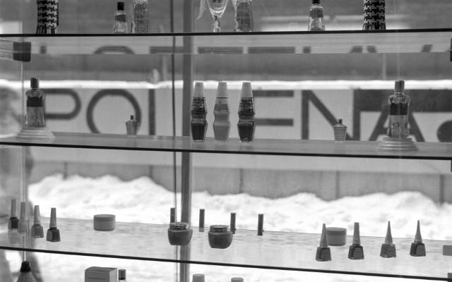 Perfumy damskie w czasach PRL-u były produktami luksusowymi. Sprawdź, czy pamiętasz kultowe marki z dawnych lat