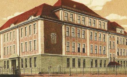 Wzniesiony jeszcze podczas zaborów budynek katolickiej szkoły dla chłopców w Chełmży