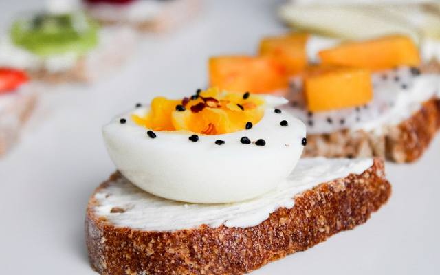 Czy można jeść jajka codziennie? Czy podniosą ci poziom cholesterolu? Poznaj fakty i mity na temat jajek