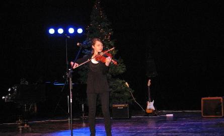 Aleksandra Czapla ze szkoły podstawowej numer 24 w Radomiu towarzyszyła sobie na skrzypcach