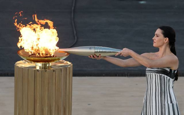 Jak Grecy przekazali ogień olimpijski organizatorom z Paryża GALERIA