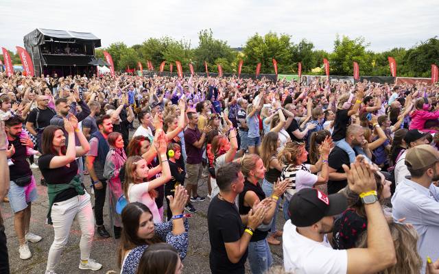 Kraków ma swój Open'er. Festiwal Santander Letnie Brzmienia 2024 przyciągnął fanów muzyki na lotnisko Rakowice Czyżyny