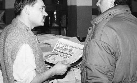 Jerzy Banasiak (z prawej) ocenia jakość wydrukowanej gazety. Towarzyszy mu Bogdan Plomin, jego zastępca.