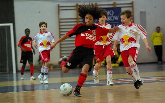 Piłkarze z Euro 2024 jako dzieci w hali Wisły Kraków. Konrad Laimer i Benjamin Henrichs zagrali przeciwko sobie przy Reymonta