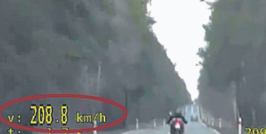 Zdjęcie z wideorejestratora: motocyklista jedzie 208 km/h w miejscu, gdzie dopuszczalna prędkość wynosi 90 km/h.