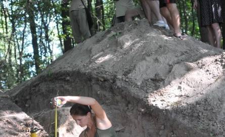 Archeolodzy przekopali tysiącletni wał. Ma 2-3 metry wysokości. Okazało się, że tylko z wierzchu był obłożony kamieniami.