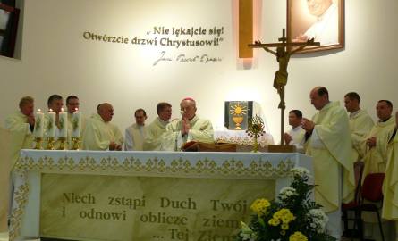 Nabożeństwo na wprowadzenie relikwii krwi papieża, przy ołtarzu, przy którym doprawił mszę świętą w Warszawie.