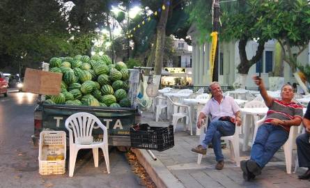 Greckie arbuzy są wyjątkowo słodkie i można je kupić niemal wszędzie.