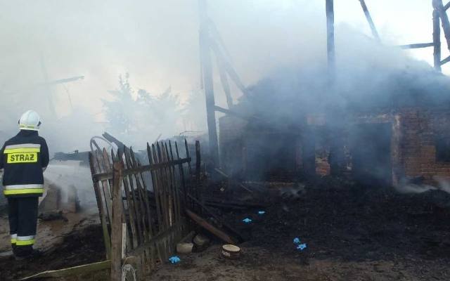 Panigródz: Tragiczny pożar stodoły - mężczyzna - dach okazał się śmiertelną pułapką dla mężczyzny [ZDJĘCIA]