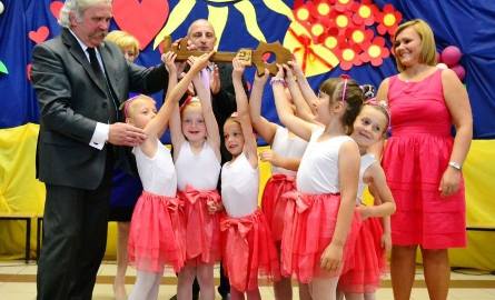Zgromadzonych gości podczas gminnych obchodów Dnia Dziecka w Szydłowcu powitały dziewczynki z klas zerowych, które zatańczyły układ baletowy, a następnie