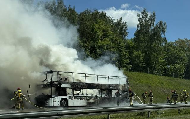 Pożar autokaru na autostradzie A4 w kierunku Katowic. Duże utrudnienia dla kierowców