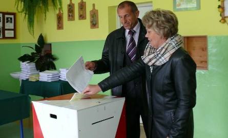 W Chrobrzu głosował złocki radny Rady Gminy Mirosław Krawczyk z małżonką Bożeną.