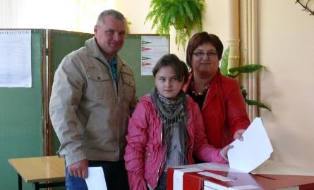 W Młodzawach  w imieniu swoich rodziców Renaty i Zbigniewa Basąg głos do urny wrzucała ich córeczka Karolinka.