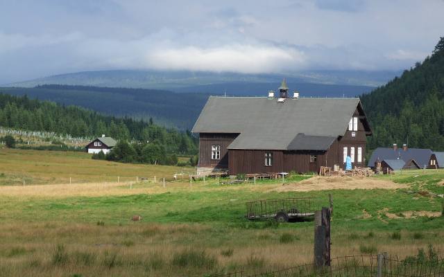 Co warto zobaczyć w Czechach? Odkryj przygraniczną osadę Jizerka w Górach Izerskich