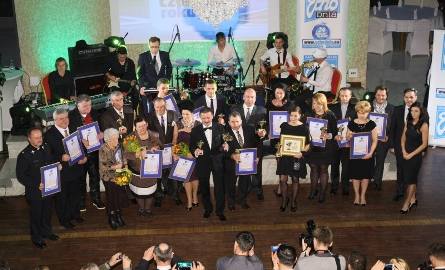 Laureaci nagrody Człowiek Roku 2013 w Kielcach i powiatach województwa świętokrzyskiego oraz wręczający im tytuły i statuetki.
