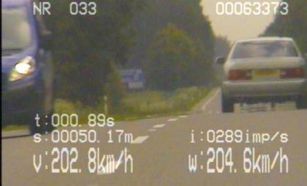 Lexus na ósemce jechał 202 km/h. Policja dopadła go po pościgu. Za nagranie zapłacił 500 zł. (zdjęcie)