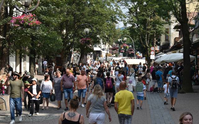 Krupówki pełne spacerowiczów! Tysiące turystów spędza wakacje w Zakopanem ZDJĘCIA