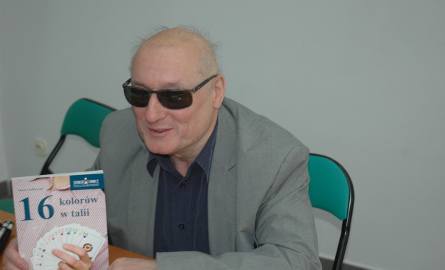 Marek Kalbarczyk z napisaną przez siebie książką
