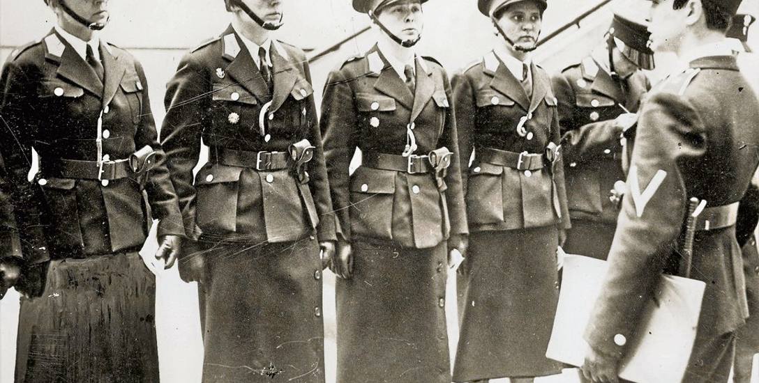 Pierwsze policjantki chodziły bez mundurów, ale w latach 30. XX w. zdecydowano się je wprowadzić