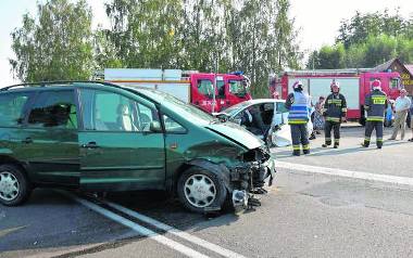 Prawdopodobnie to kierowca tego volkswagena ponosi winę za spowodowanie wypadku, jednak ustalą to policjanci.