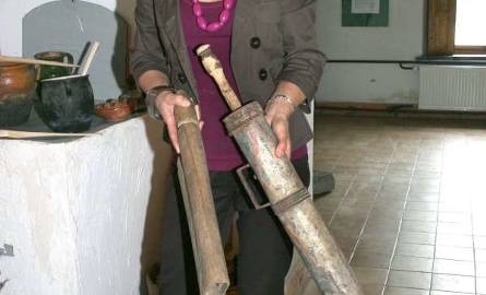 - Drewniane strzykawki służyły w dawnych czasach do oblewania wodą panien– pokazuje Beata Bujanowska, dyrektorka Muzeum Regionalnego w Iłży. – Oblanie