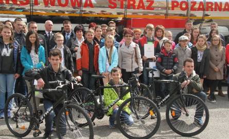 Laureaci pierwszych miejsc otrzymali rowery, w tle uczestnicy Turnieju Wiedzy o Pożarnictwie Kielce 2015.