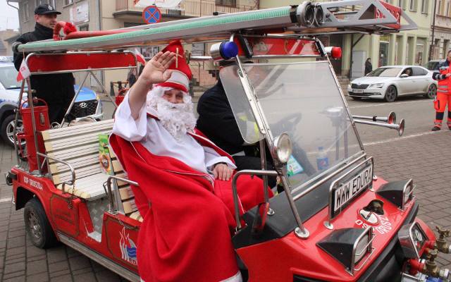 Święty Mikołaj przybył na dobczycki rynek spotkać się z mieszkańcami. Czekał na niego tłum 