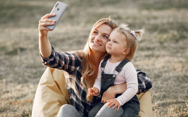 Rodzicu umieszczasz zdjęcia swojego dziecka w social mediach? Zastanów się nad konsekwencjami! Możesz wyrządzić mu krzywdę