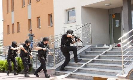 Do środka Centrum Kultury w Jędrzejowie wchodzą uzbrojeni policjanci.