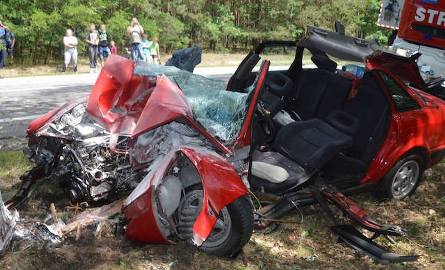W wypadku w Górsku auto uderzyło w drzewo. Z pojazdu zostało niewiele