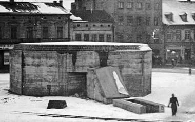 W czasie okupacji Niemcy na głównej płycie Rynku wybudowali schron z podziemnymi tunelami