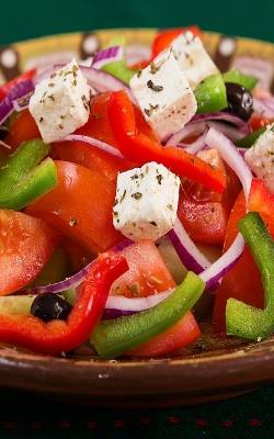 Sałatka grecka: z kurczakiem czy z serem feta - co jest bardziej fit? Przepisy + kalorie