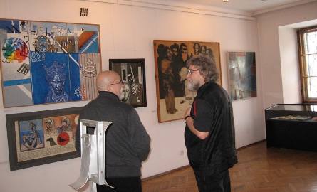 Aleksander Olszewski i Wiesław Jelonek uważnie oglądali wystawę