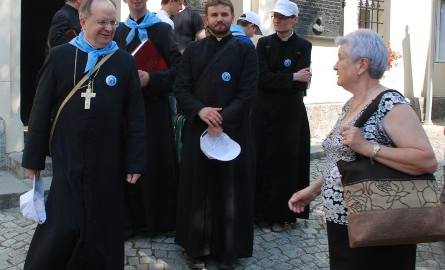 Biskup Andrzej Czaja (pierwszy z lewej) był na pielgrzymce razem z krajanami z Olesna