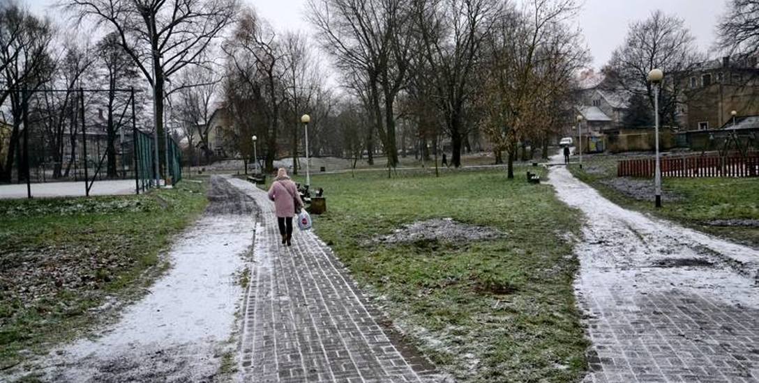 Park przy ul. Sowińskiego nie wygląda dziś imponująco. Jak zmieni się po modernizacji? Przekonamy się już wiosną
