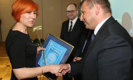 Ewa Markiewicz gratulacje za trzecie miejsce w powiecie staszowskim otrzymała od Michała Skotnickiego, wicestarosty powiatu staszowskiego.