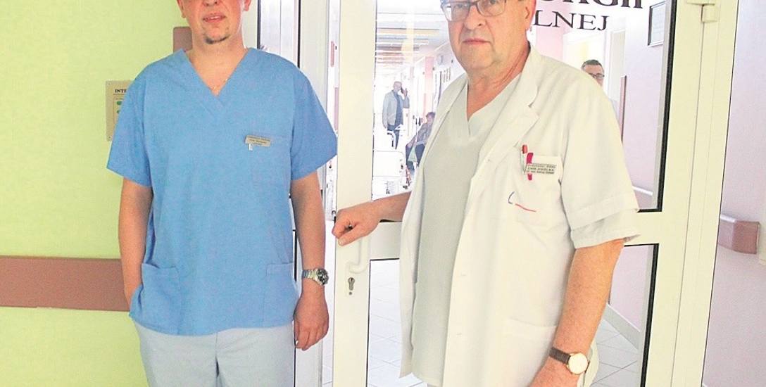 Piotr Warzecha (po lewej)  i Andrzej Zieliński zamiast operować pacjentów muszą teraz do nich dzwonić, by przekazać im przykrą informację o zawieszeniu