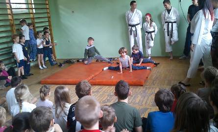 Dzieci z zerówki wykonywały szpagaty pod opieką karateków.