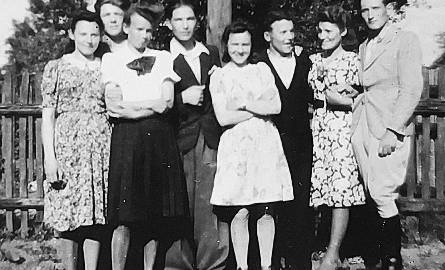 W ogródku w Wilnie. Pani Janina (druga z prawej) z koleżankami i kolegami.