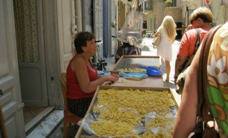 W Bari interesuje nas wyrób makaronu który odbywa się na ulicy.