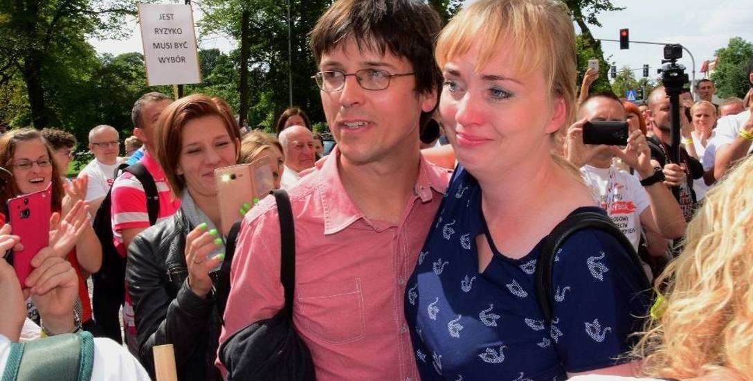Ci rodzice w sierpniu wygrali w Inowrocławiu. Sąd uznał, że były przeciwskazania, by szczepić ich córkę. Przed sądem zebrali się wtedy inni rodzice,