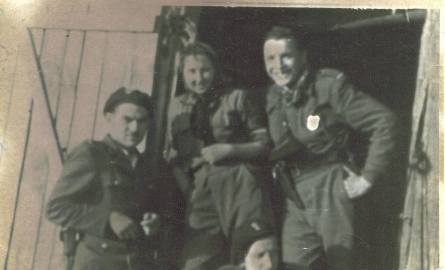 Zdjęcie zrobione w Borach Tucholskich, w1946 roku. Piewszy z lewej – Lucjan Chojnacki, obok – Danuta Siedzikówna „Inka”
