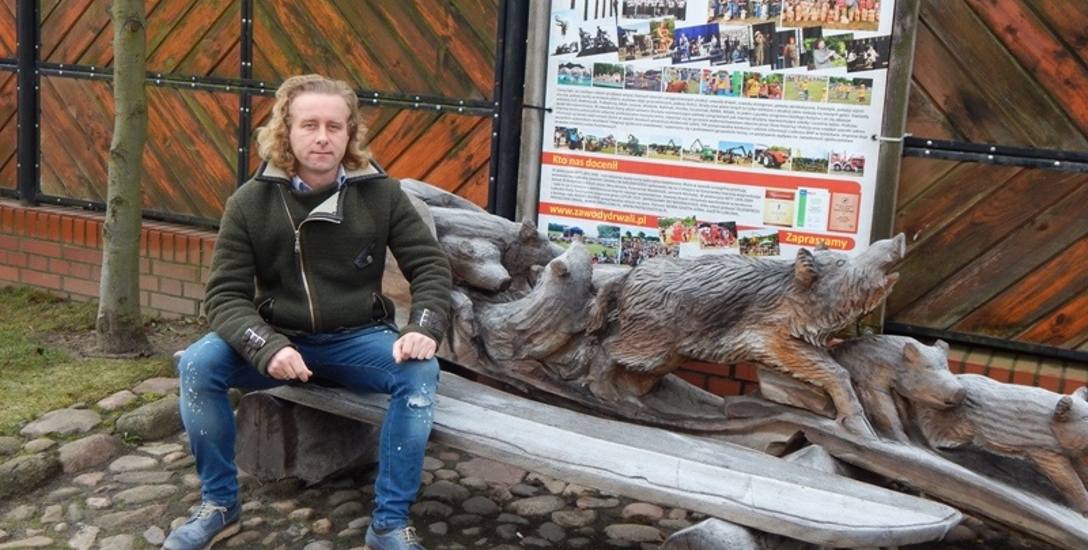 Tomasz Karataj prezentuje jedną z rzeźb w Niedźwiedziu.