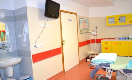 W sali porodowej jest komfortowe łóżko, za ścianą łazienka. Pacjentka może oglądać telewizję